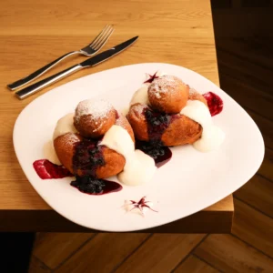 Papanaşi cu gem de casă şi smântână