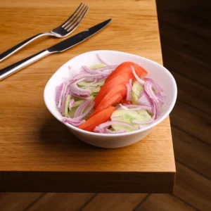 Salată de castraveţi cu roşii şi ceapă